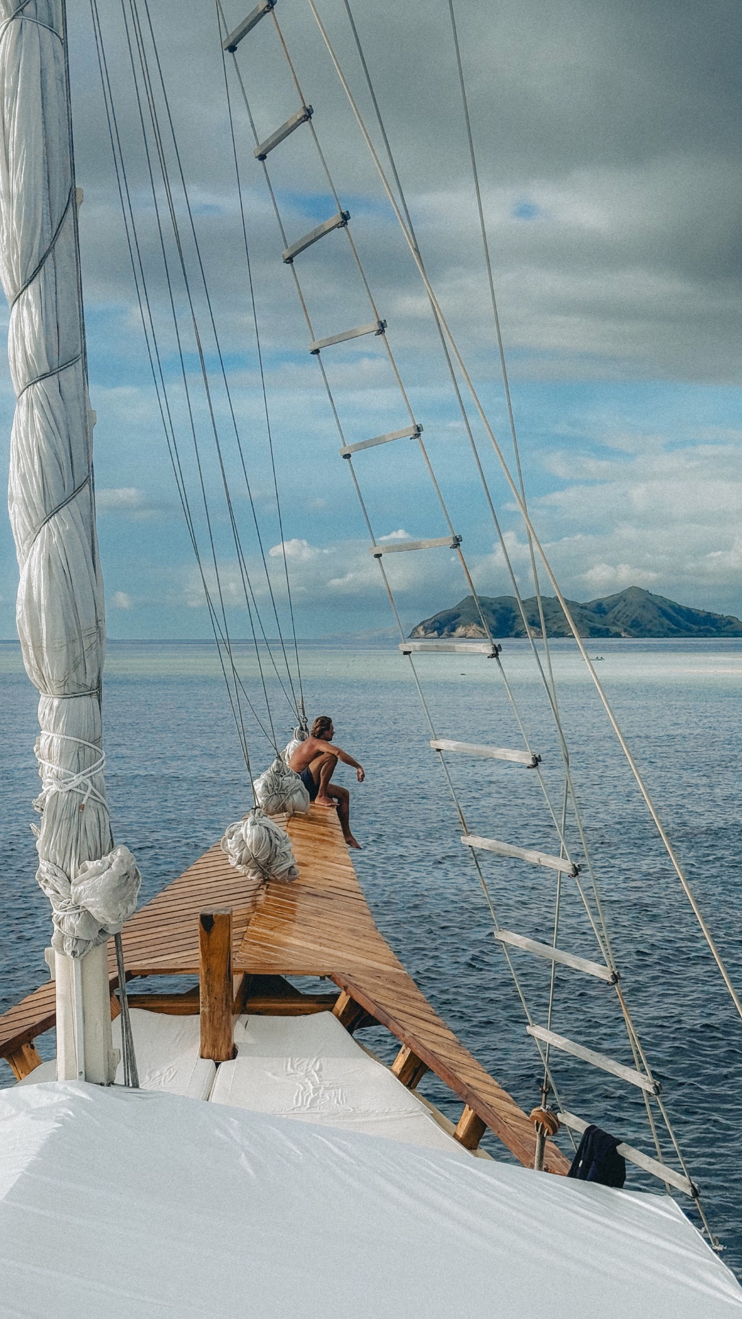 View from a phinisi boat bow toward the horizon